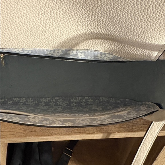 Like New Crossbody Bag ❤️ - Picture 8 of 9